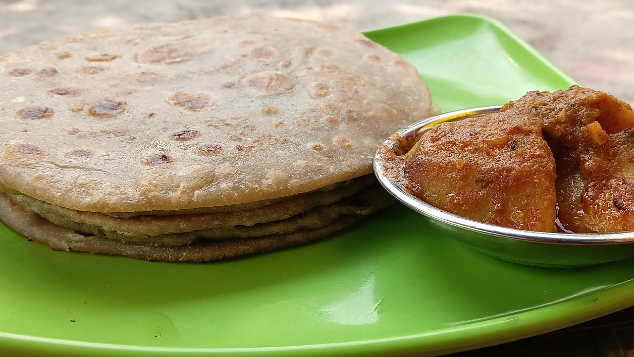 শীতের সকালে মটরশুঁটির পরোটা সঙ্গে আলুরদম 