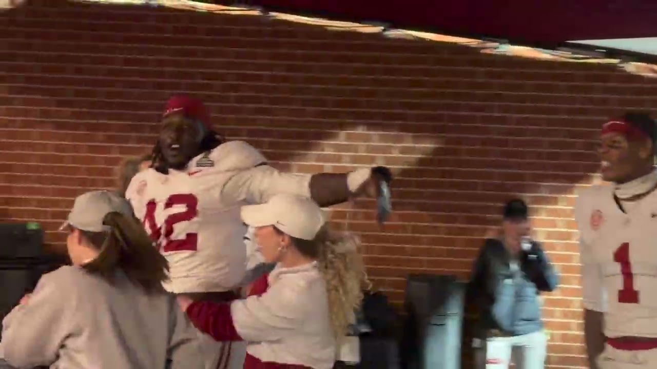Alabama Players Receive Roses After Taking Down Oklahoma in CFP First Round