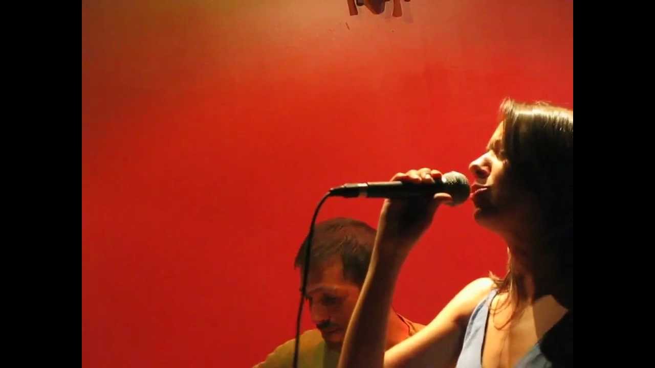 Nana Cadavieco en vivo en Zanzíbar - Madrid. "NO HAY" Versión Acústica con invitados especiales