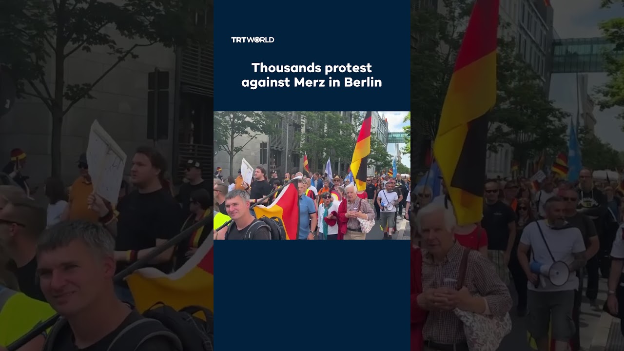 Тысячи людей вышли на митинг в Берлине, требуя отставки канцлера Мерца.