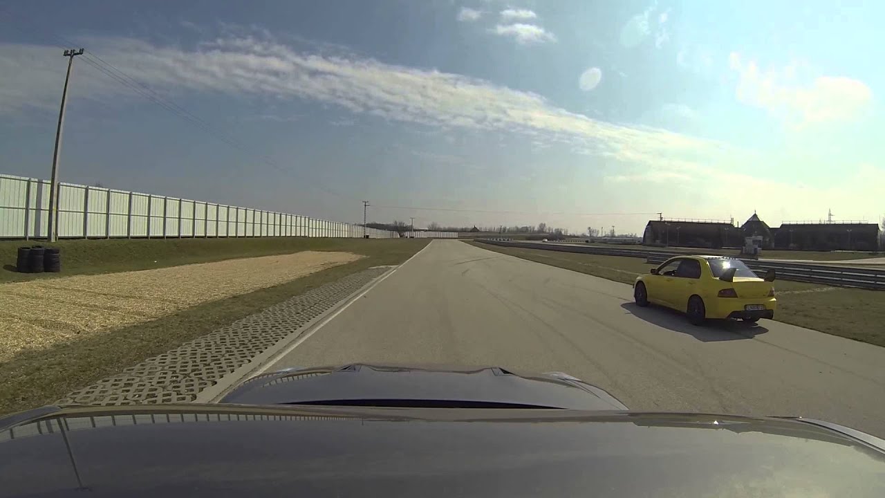 Euroring Nissan GT-R R34 vs Mitsubishi EVO 9 (GT-R slightly modified, EVO 9 heavily modified)