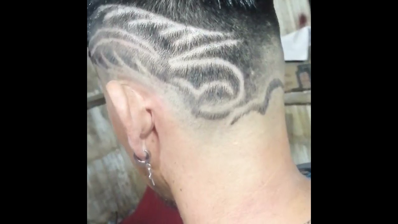 sombreado con diseño pluma o hoja sin pintura.