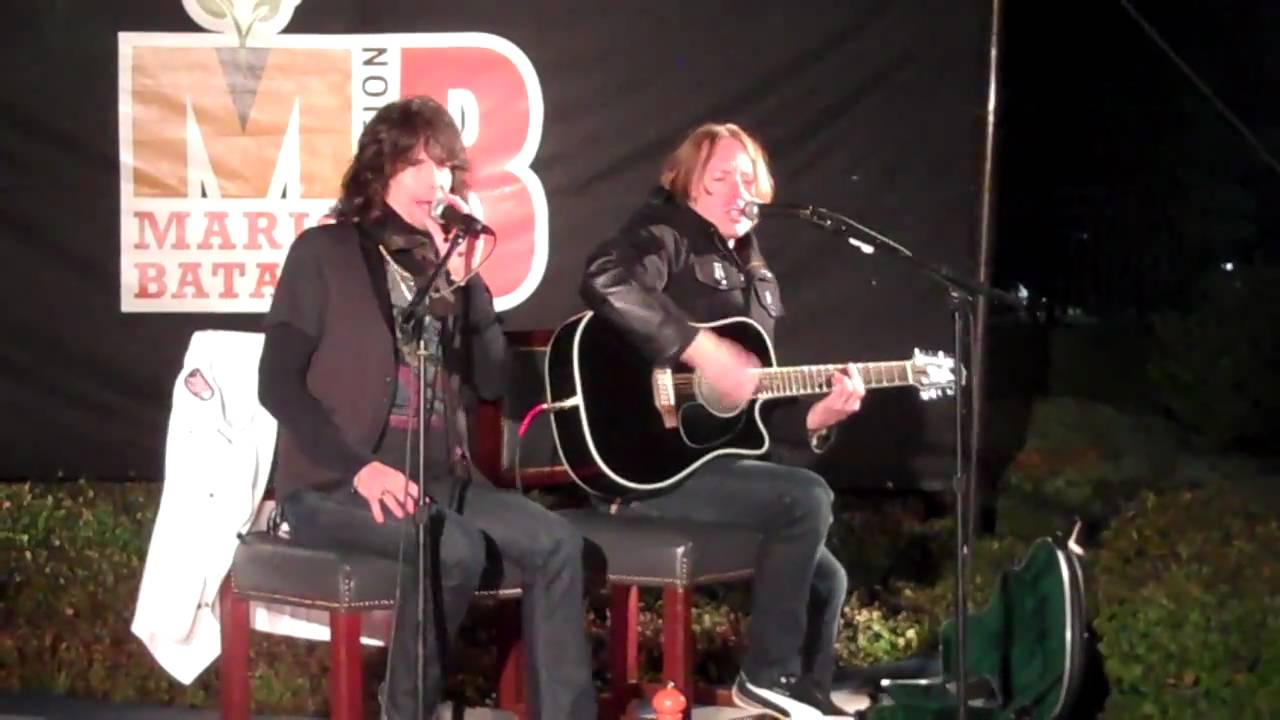 Kelly & Jeff Perform 'Double Vision' at Asphalt Chef