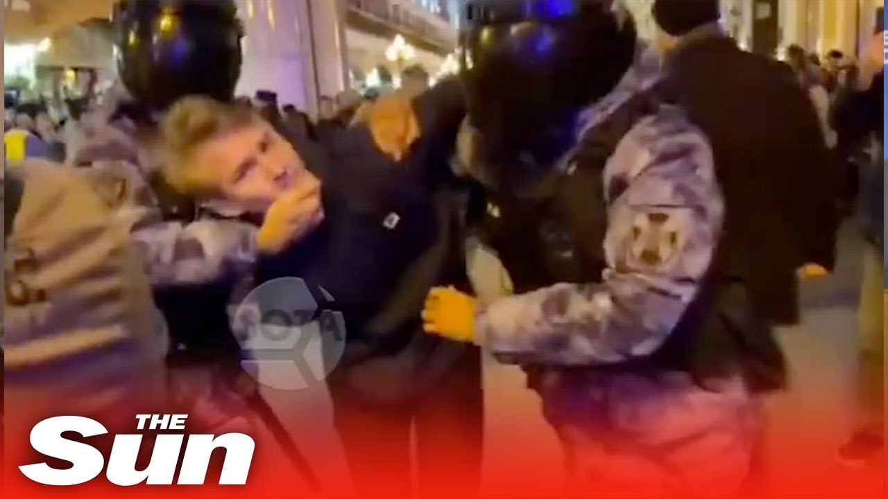 Armed Russian police arrest hundreds more protesters against mobilisation