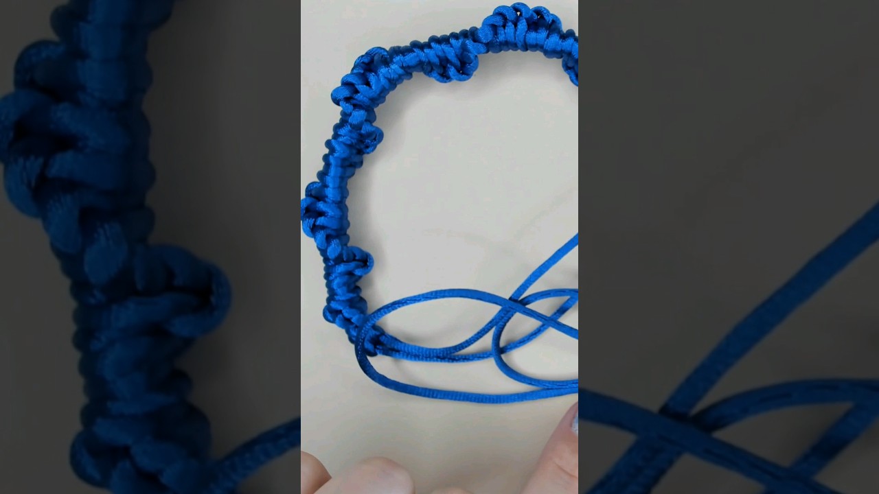 Elegancia espiral: Collar corbatín en macrame 