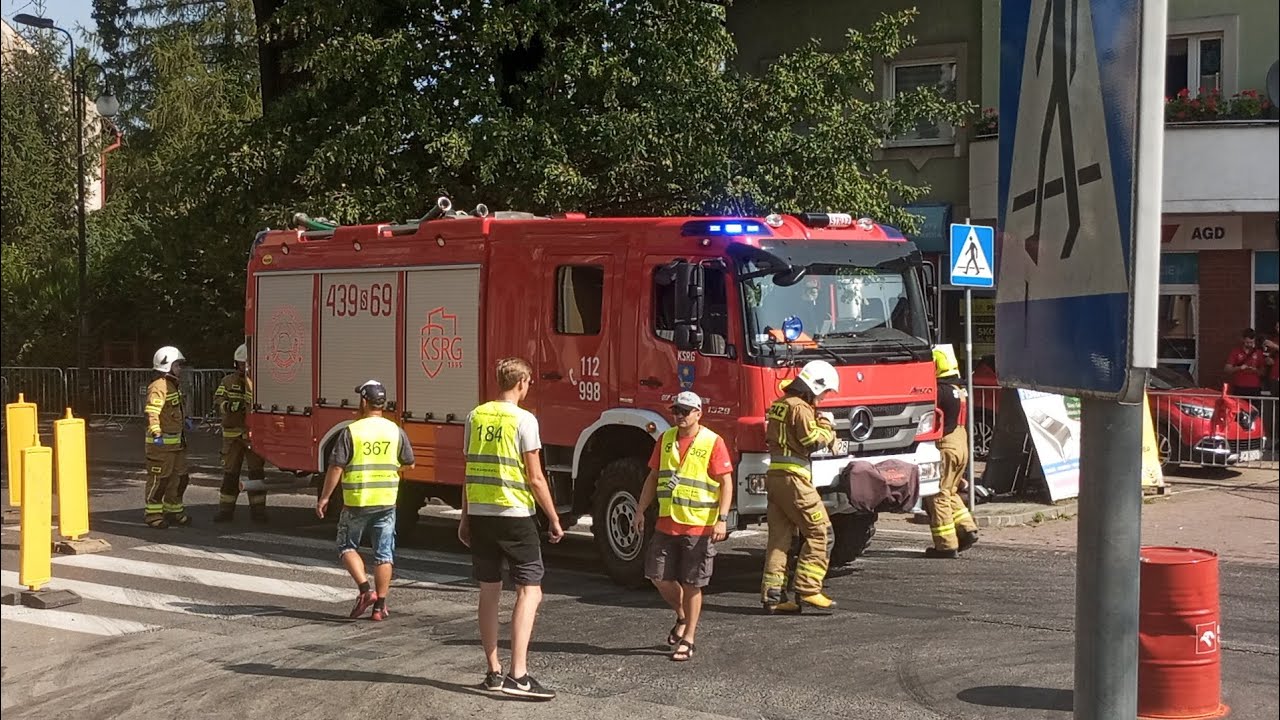 Dojazd alarmowy karetki i straży pożarnej do wypadku Jednej z załóg na trasie rajdu 8 Rajdowy Ustroń