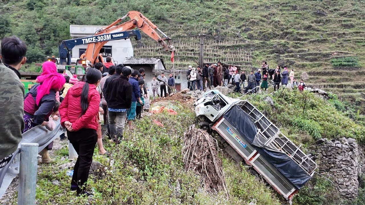 Txaus Ntsai Tsheb Hmoob Ntog Toj Liam Tas Car Crashes Down Abyss, Almost Killing Someone l Teev Thoj