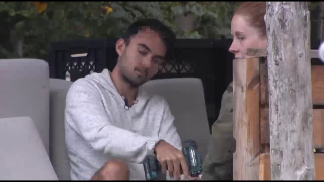 Jens over Merel. Hiske luistert met genoegen.
