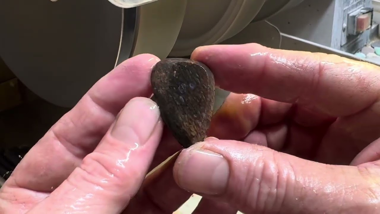 Cutting a cabochon with no dop stick