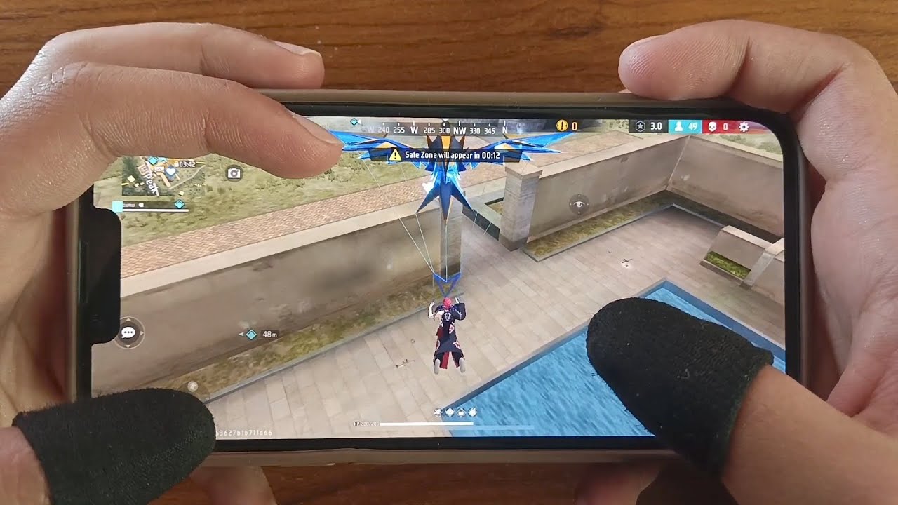 SOLO VS SQUAD GAME PLAY 4 FINGER HANDCAM 