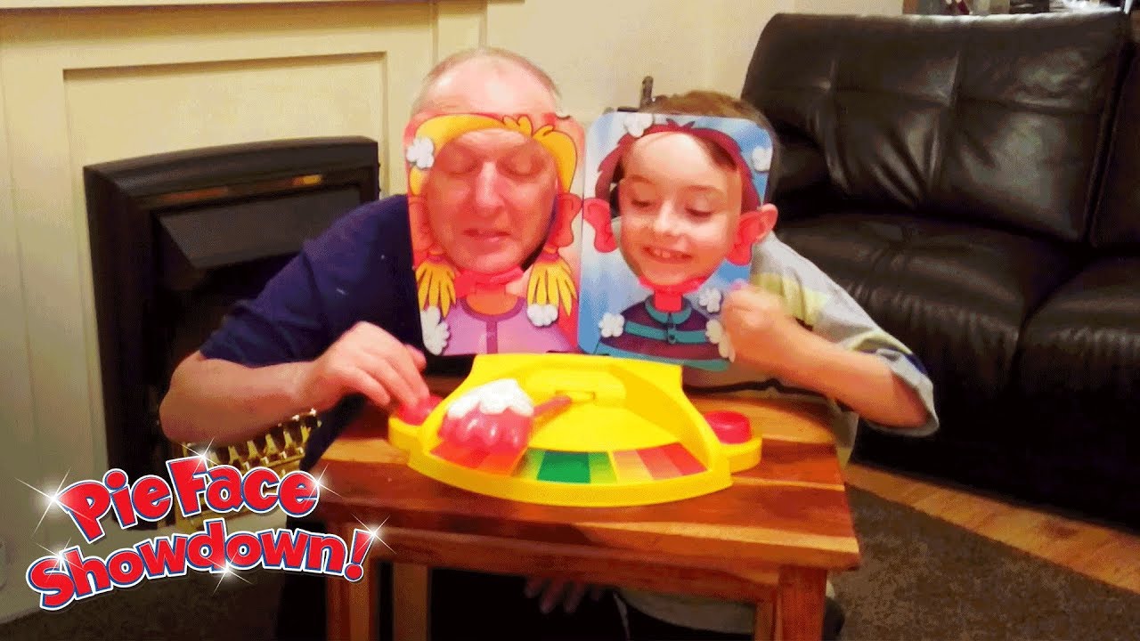 'Pie Face Showdown' - Hasbro Gaming