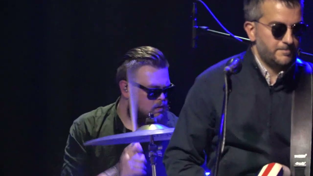 MAINE ROAD PLAYS OASIS - ROLL WITH IT (SKULLROCK 2025)