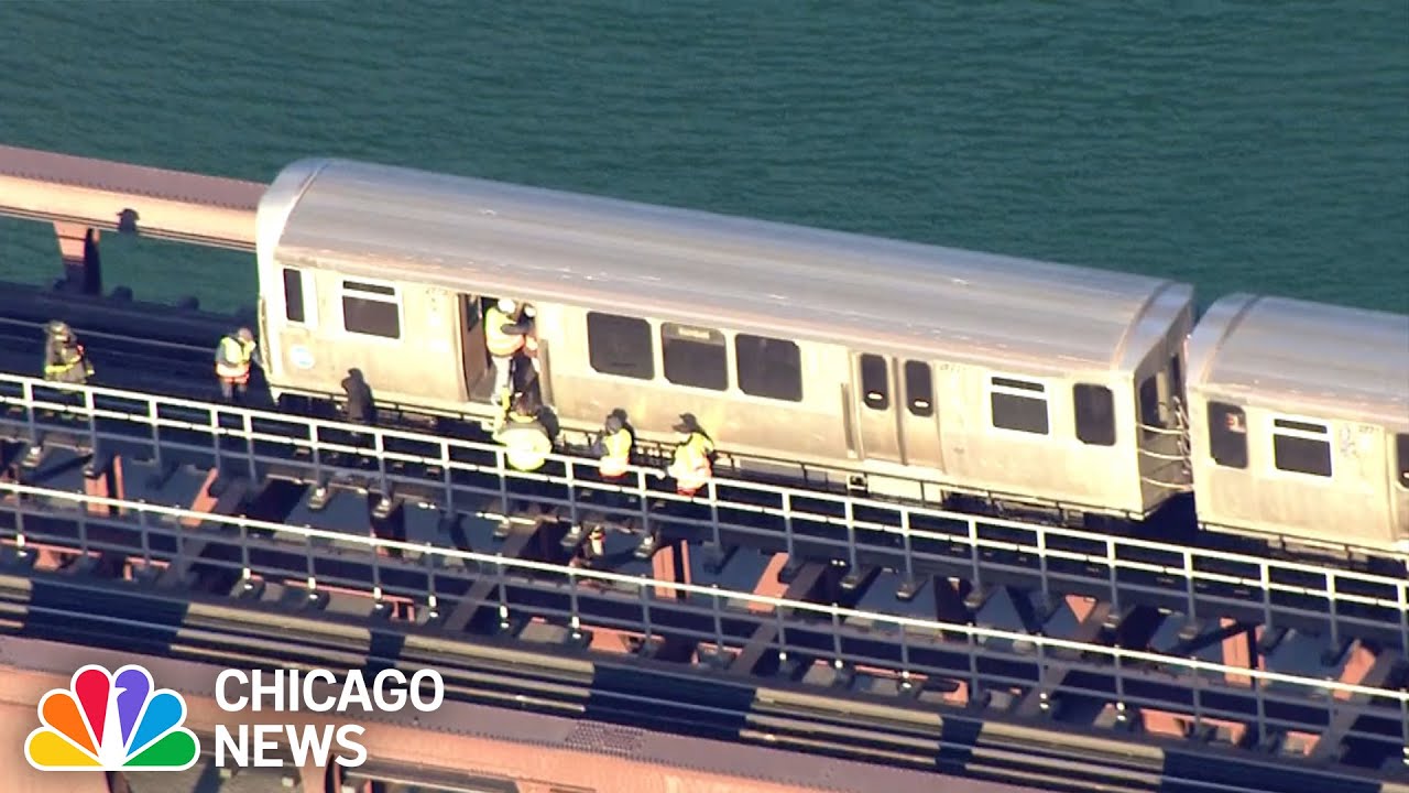 Hundreds of Passengers EVACUATED Off Stranded Brown Line Train in River North