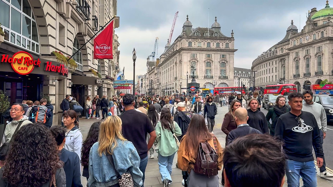 Walking London&rsquo;s Popular West End incl. Soho, Chinatown & Covent Garden | 4K HDR