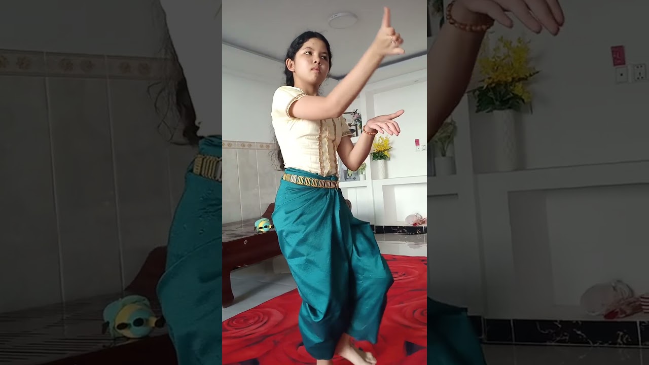 រស្មីចន្ទ័(ហាត់រាំ បង្រៀនដោយអ្នកគ្រូភាព)