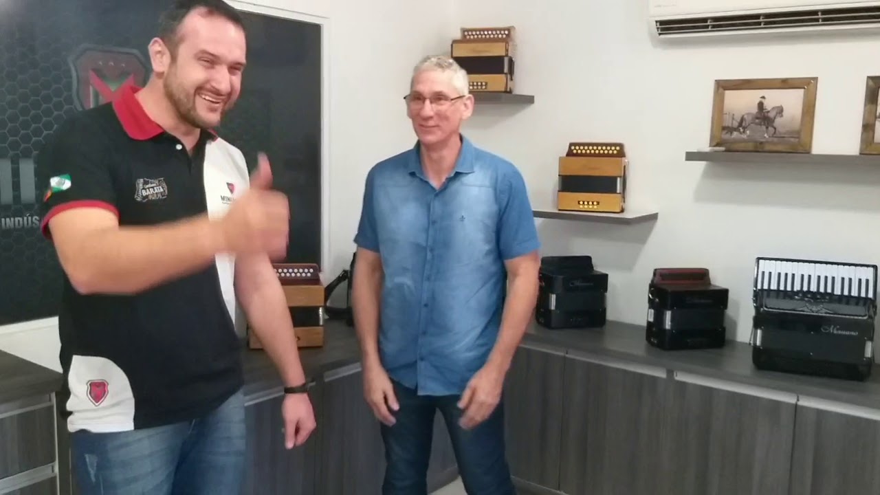 Visita na fábrica da acordeões minuano .