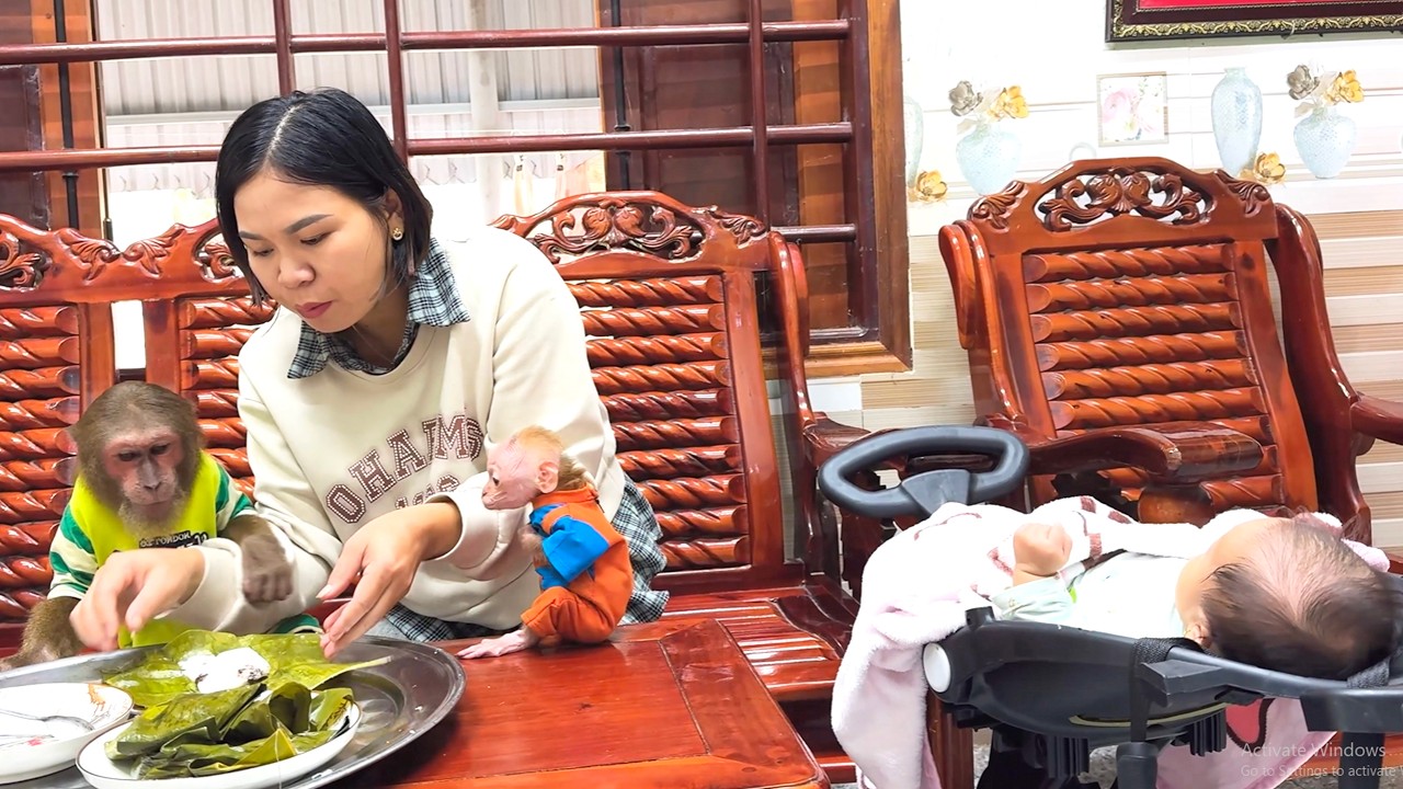 CUTIS Excitedly Tries Mom&rsquo;s Fresh Leaf Cake