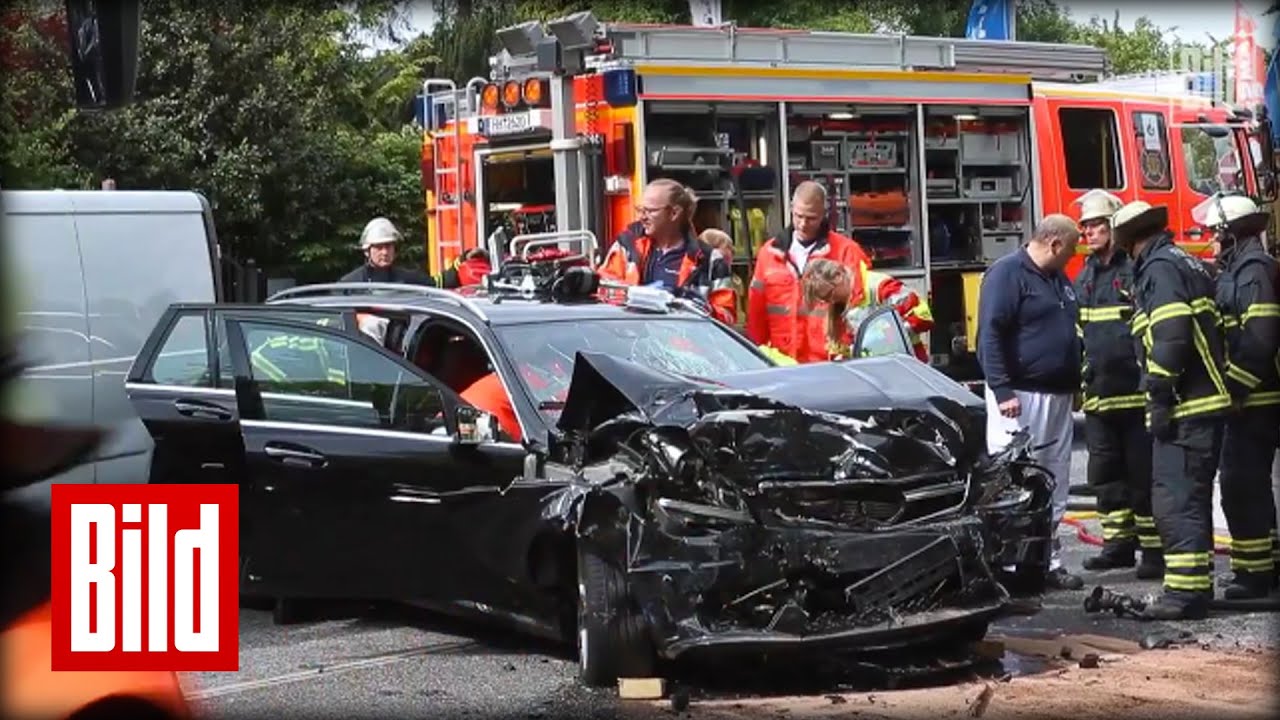 Frontal in Bus - Zwei Schwerverletzte - Unfall mit drei Fahrzeugen