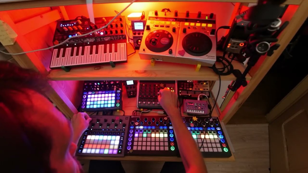 synth jam 32 - 130bpm techno ft.novation circuit og,monostation,rhythm,volca bass,drum & microfreak