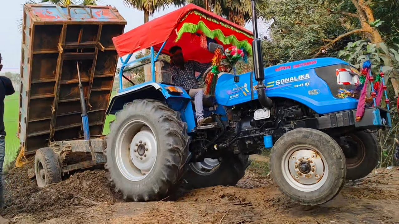 Sonalika Tractor Trolley Full Lod Mati Dhal Te Giye Atke Giyeche Swaraj 855 Swaraj 735 Sonalika Ache