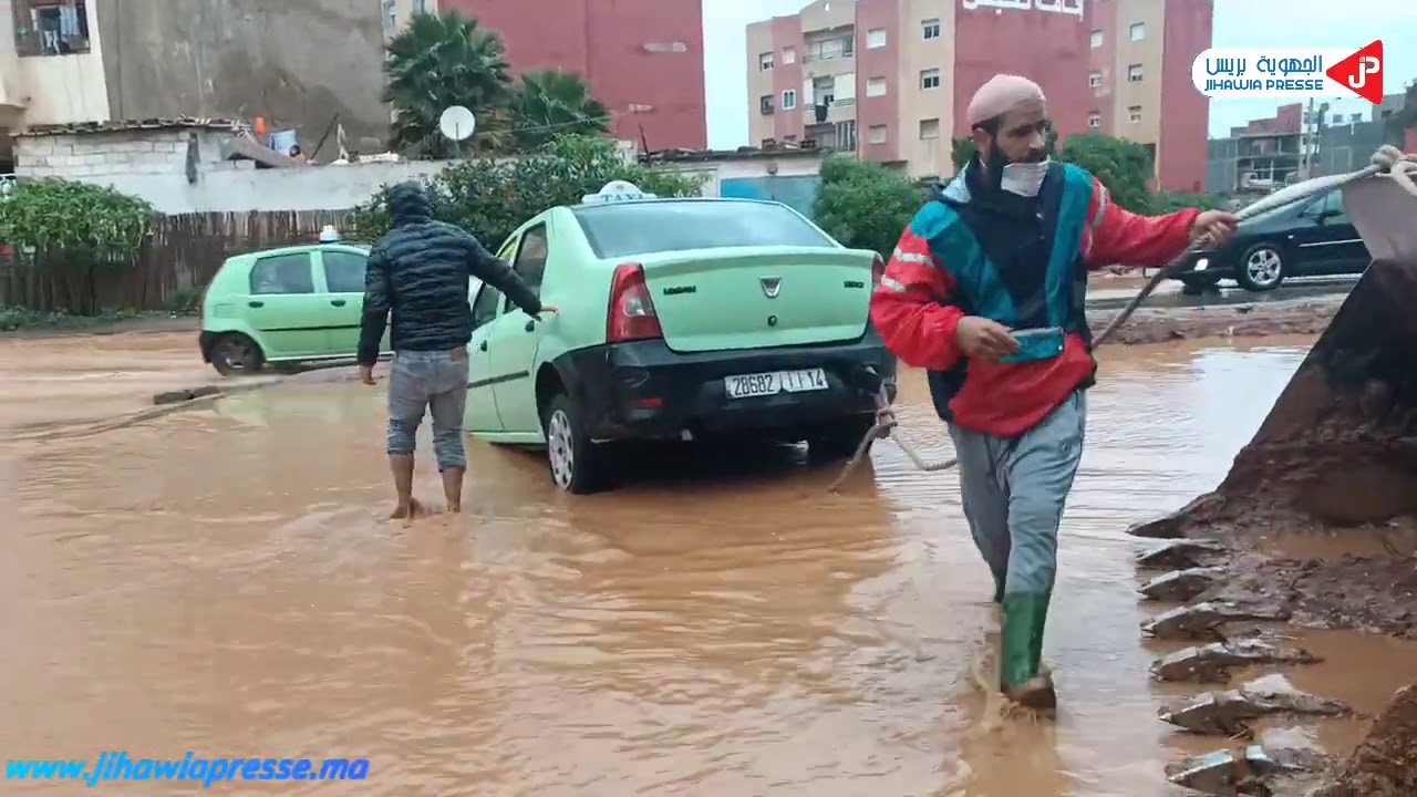 لحظة إنقاذ طاكسي وصاحبه بالمحمدية من الغرق..تدخل بطولي للمواطنين !