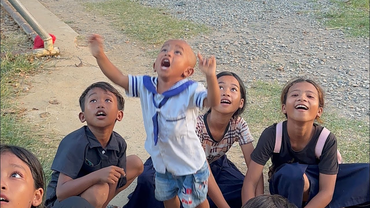 កូនៗលេង Game សុខៗ​ ឃេីញយន្តហោះ​ផ្អេីលហ្មង😂😅#funny #cute 