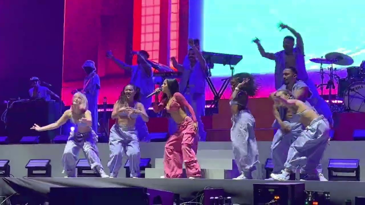 Shower Becky G - Emblema 2023