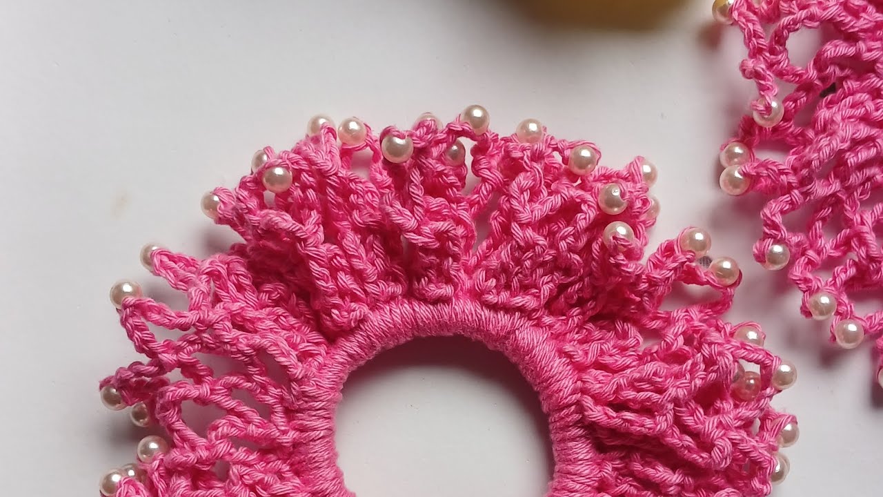 Xuxinha de cabelo em crochê com pérolas