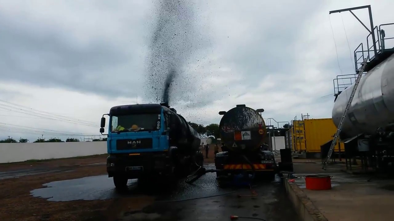 Вода и горячий битум не друзья..