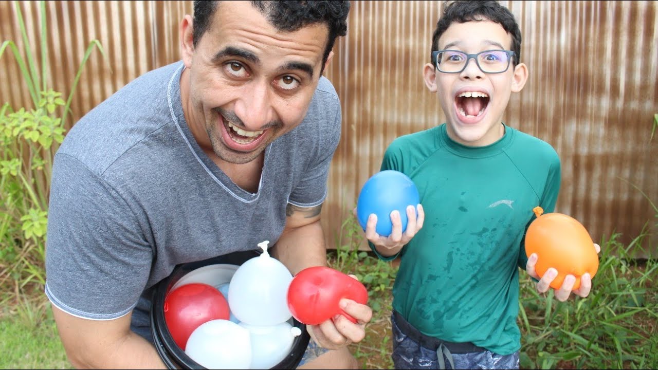 BRINCANDO COM MEU PAPAI COM BALÕES DE ÁGUA