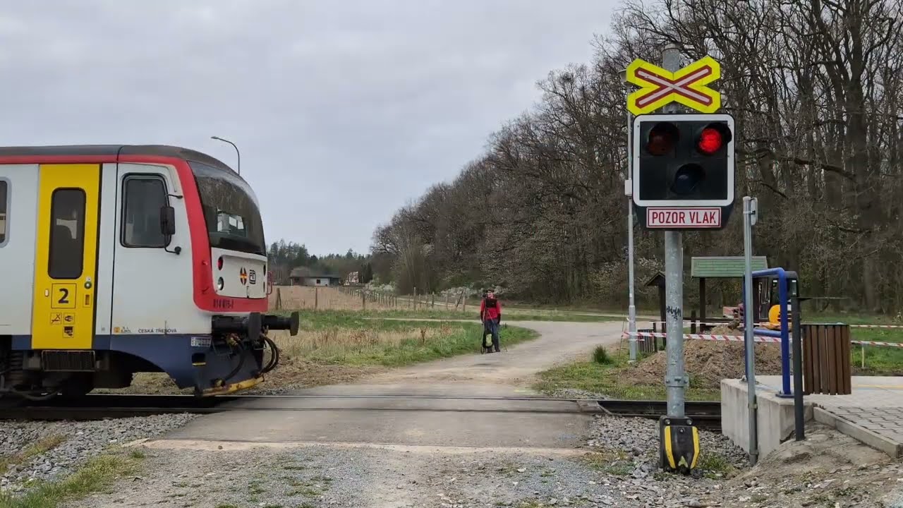 Železniční přejezd Veselí u Přelouče [P5032] (AŽD 97 + ZV-02)