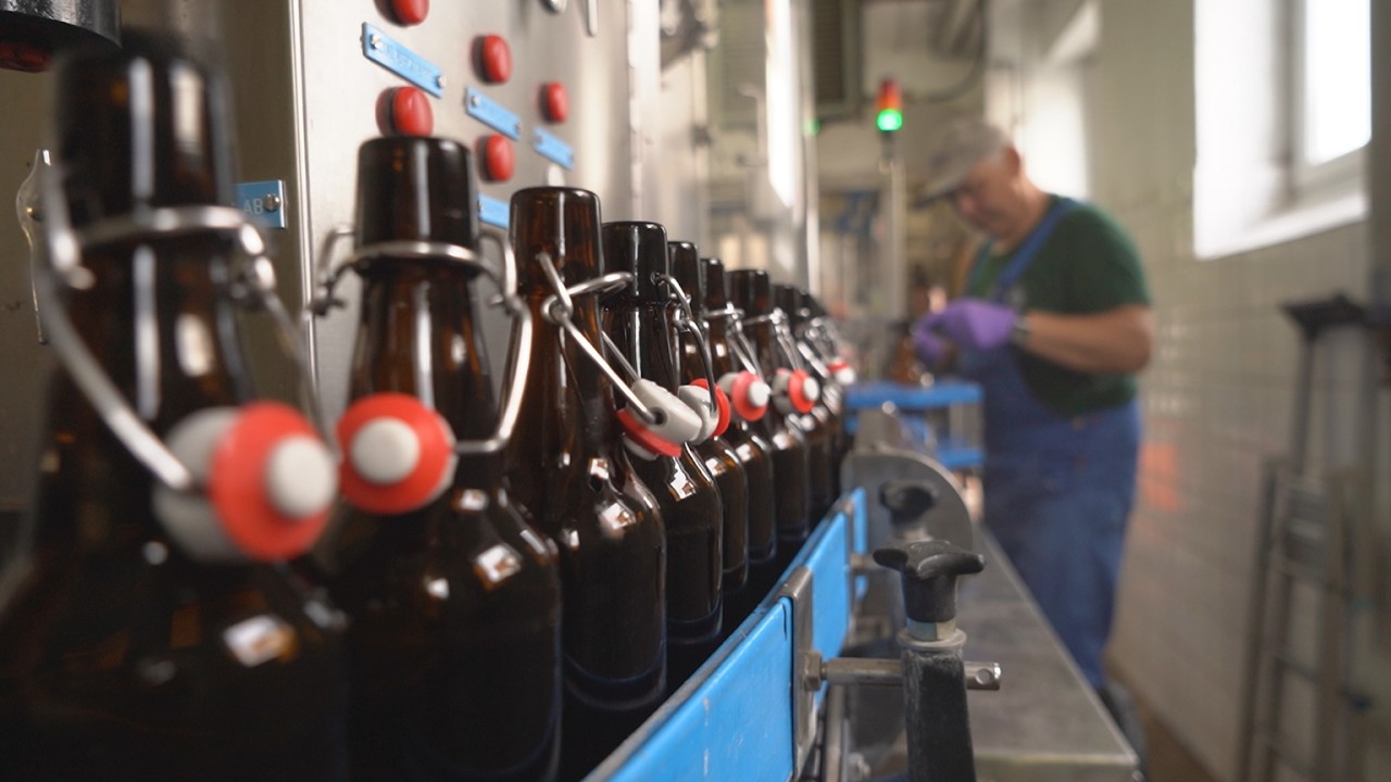 Ein Leben fürs Bügelbier: Über zehn Millionen Mal gedrückt – jetzt übernimmt die Technik