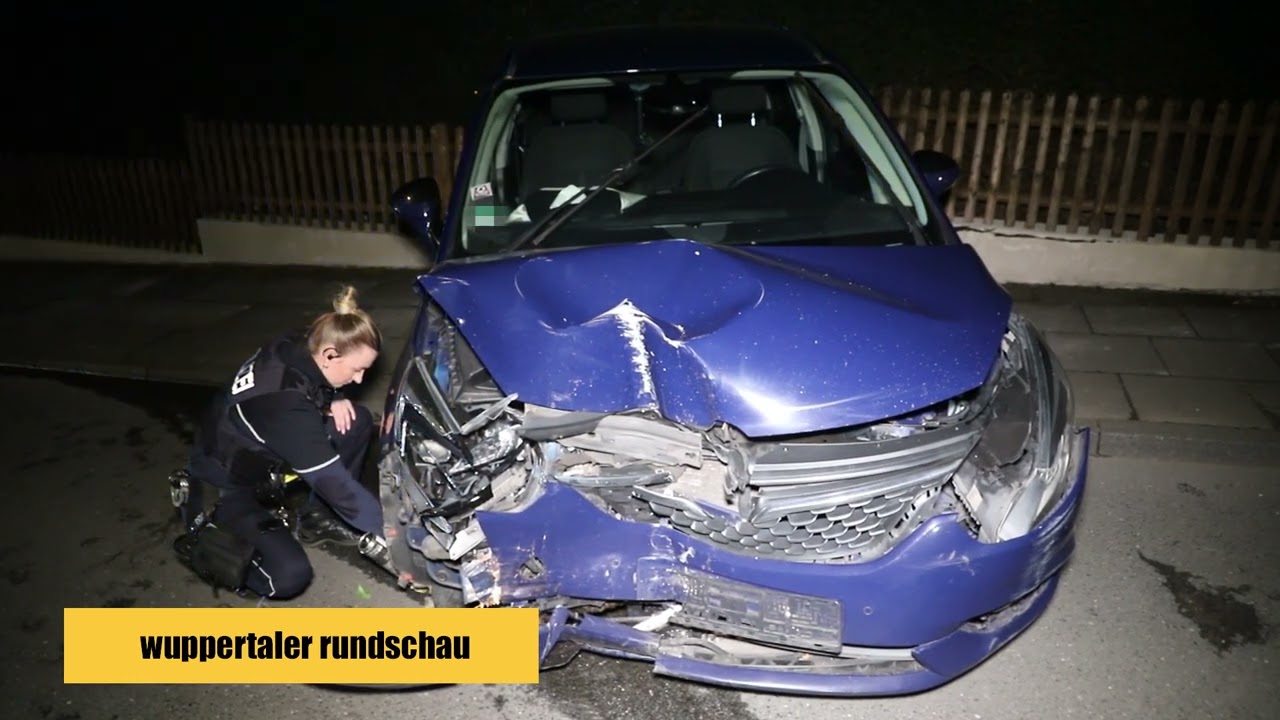 Auto prallt gegen Baum - drei Schwerverletzte