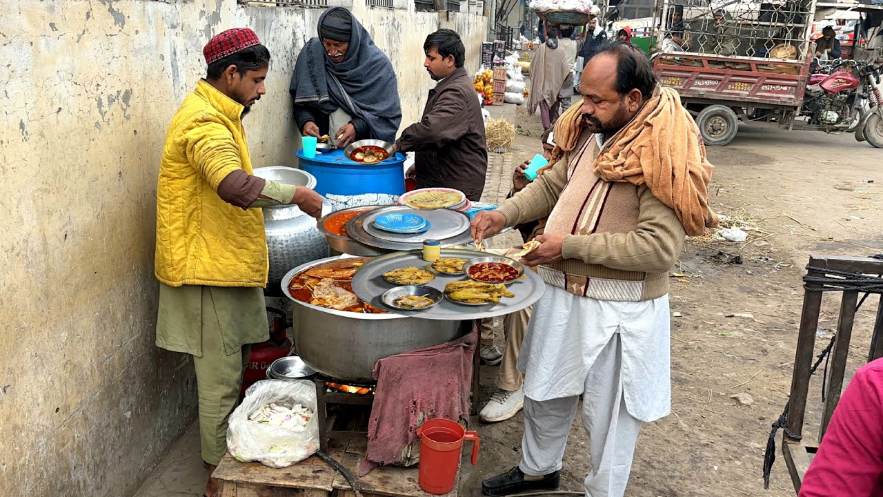 50 Rs /- 😱 PAKISTANI Best ROADSIDE Breakfast | CHICKPEAS | Egg | Kofta | STREET Food in PAKISTAN