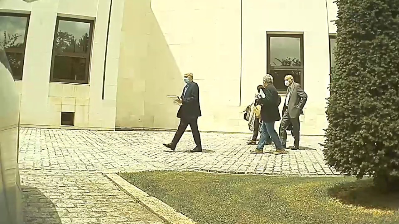 Salida de la reuni&oacute;n en Lehendakaritza desde una DashCam del Tesla 1/5