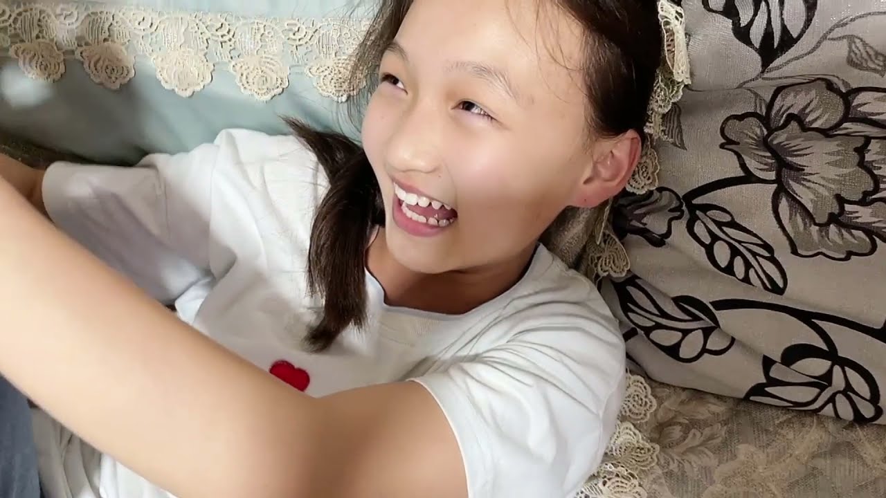 妈妈让三个女儿大扫除，原本做为奖励的300元却不翼而飞，咋回事