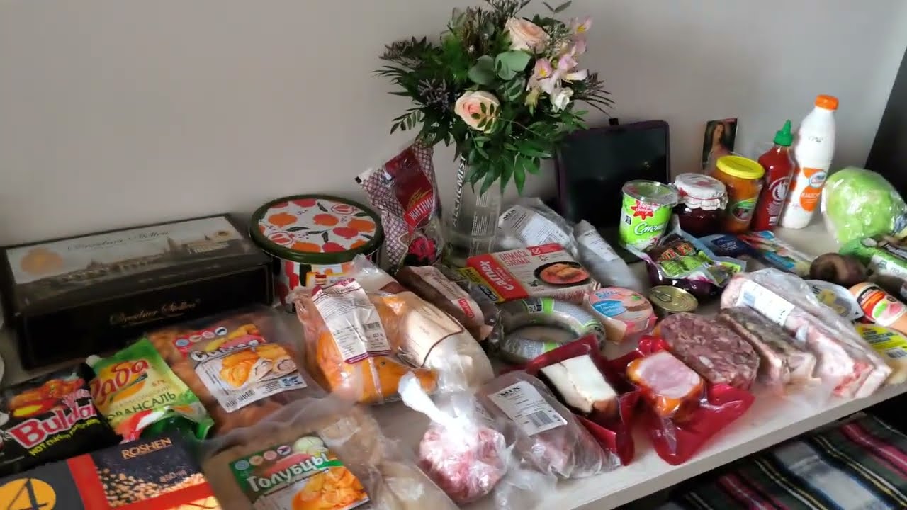 Огляд продуктів, святкова закупка, смак дитинства, ковбаси, сало, ікра, сир, оселедець, торт, самса.