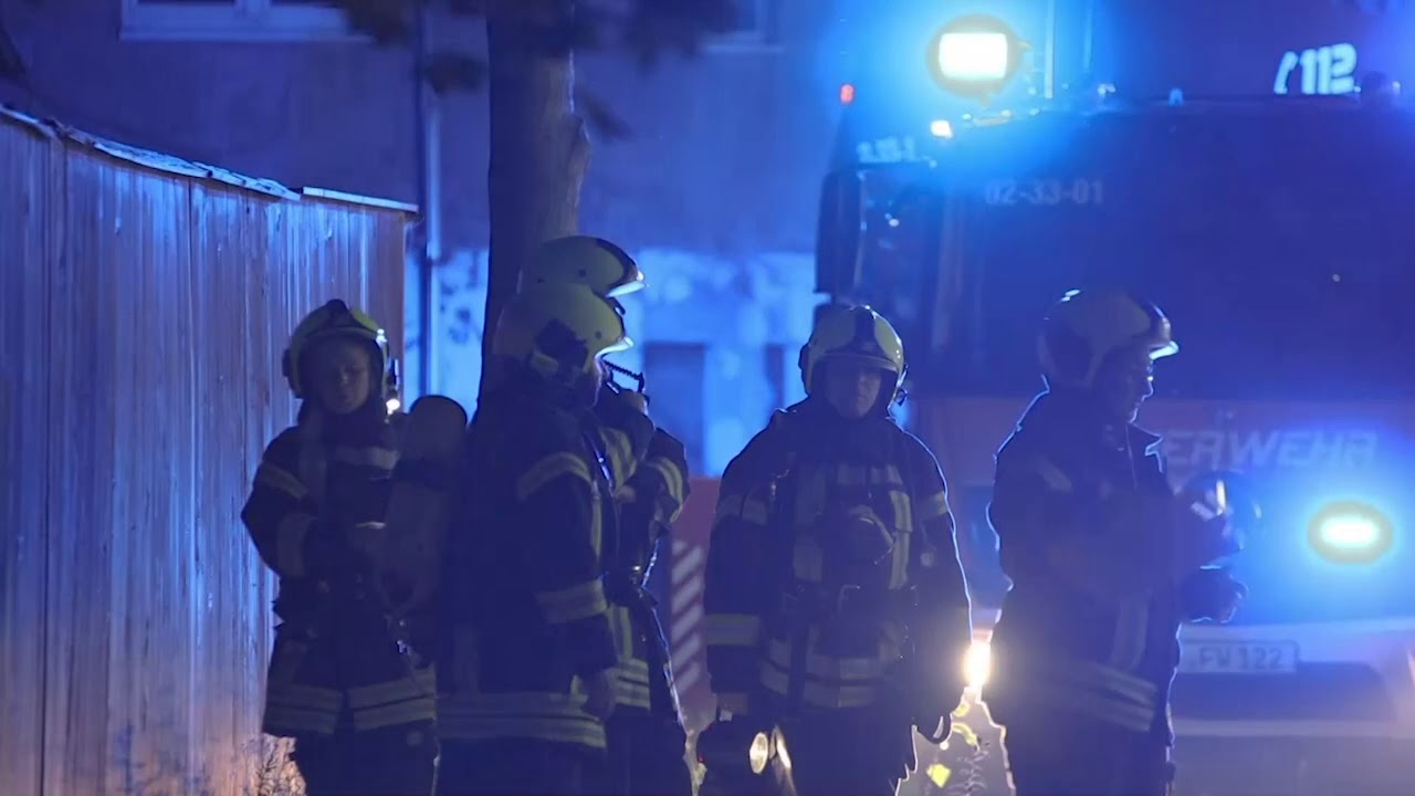 Gera - Schaulustige drehen der Feuerwehr bei Gro&szlig;brand das L&ouml;schwasser ab