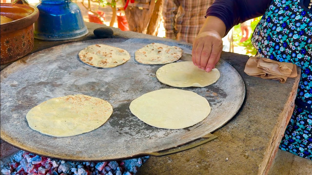 Como preparar unas deliciosas tortillas de harina ¡¡con frijol y machaca!! || Ay Nomas