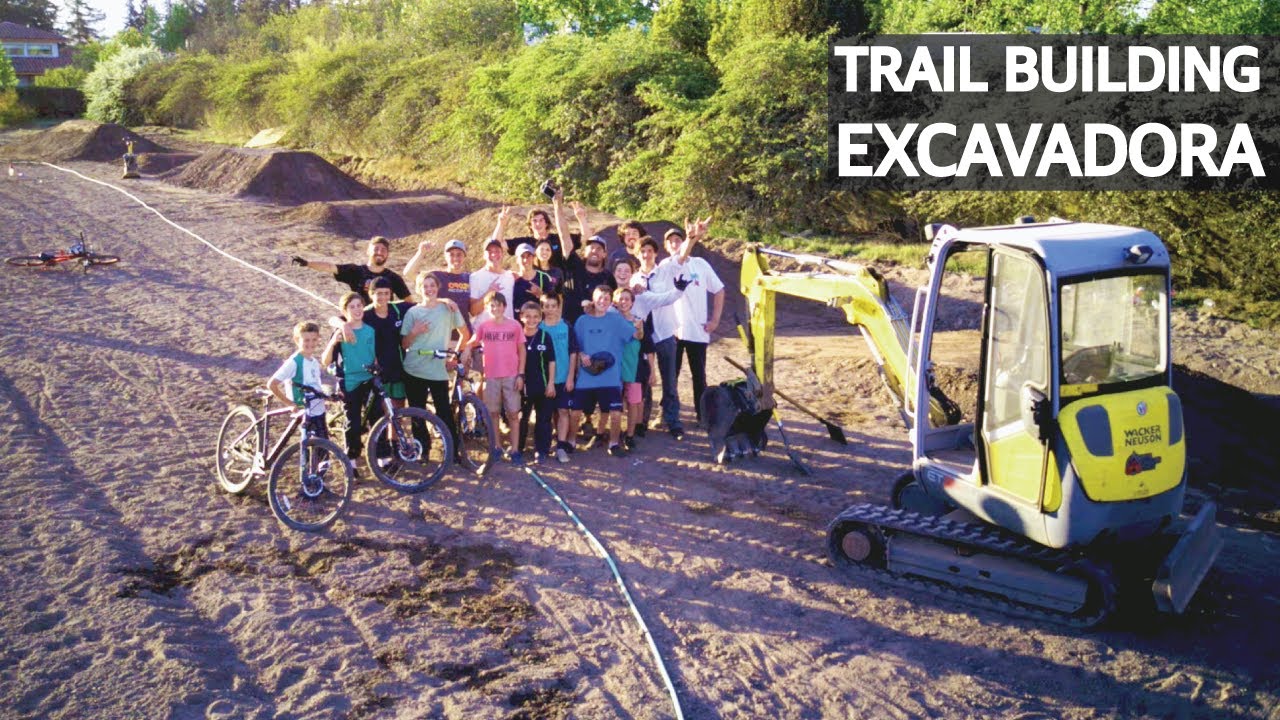 Mini Excavadora Construyendo Saltos y Pump Track de Mountain Bike! Trail Building!