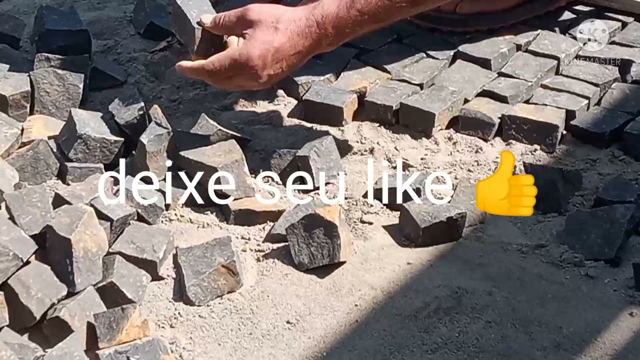 Assentando pedra portuguesa