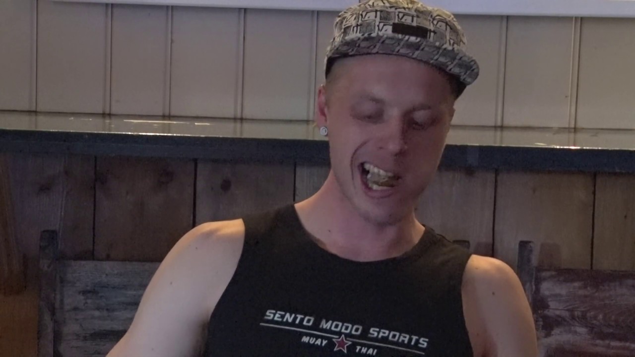 Zestien frikandellen eten in een half uur: 