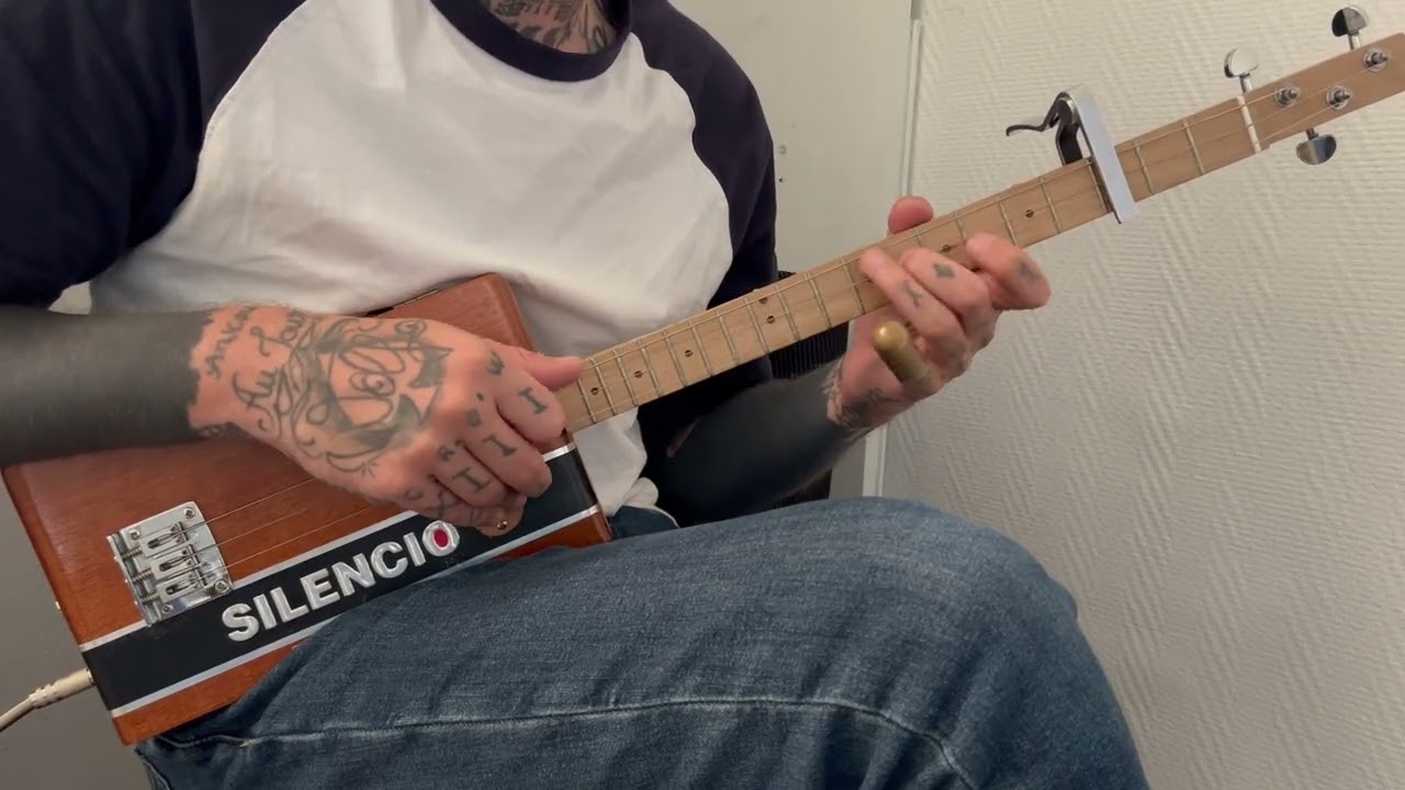 Cigar box guitar