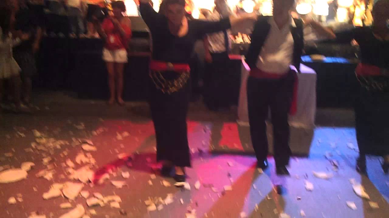 Rompiendo platos en fiesta griega. Florianopolis