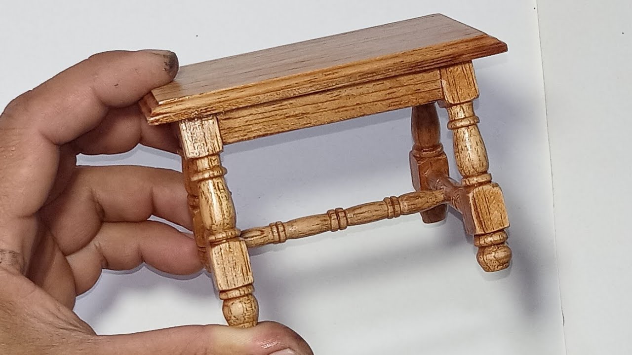 Mesa colonial miniatura - una caladora de banco en el taller