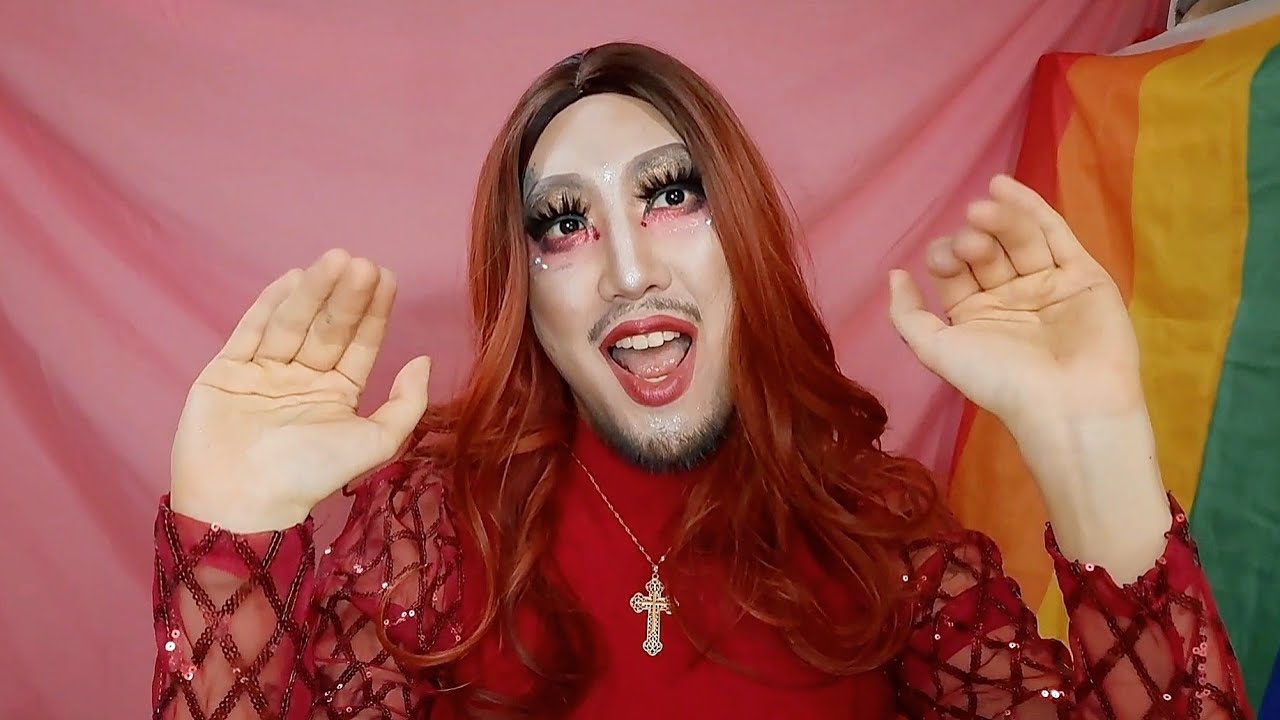 Hello 👋🏼💋  This is South Korean Drag Queen Hurricane Kimchi 🏳️‍🌈👸🏻🇰🇷 (한국어+ENG)