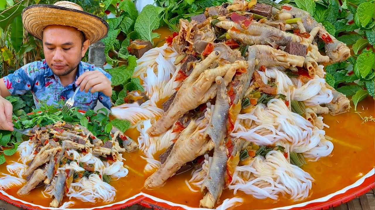 ขาไก่ดำ เหนียวนุ่ม ต้มเปื่อยๆ กินง่าย น้ำยาป่าเข้มข้น กินกับผักสะระแหน่ หอมๆ