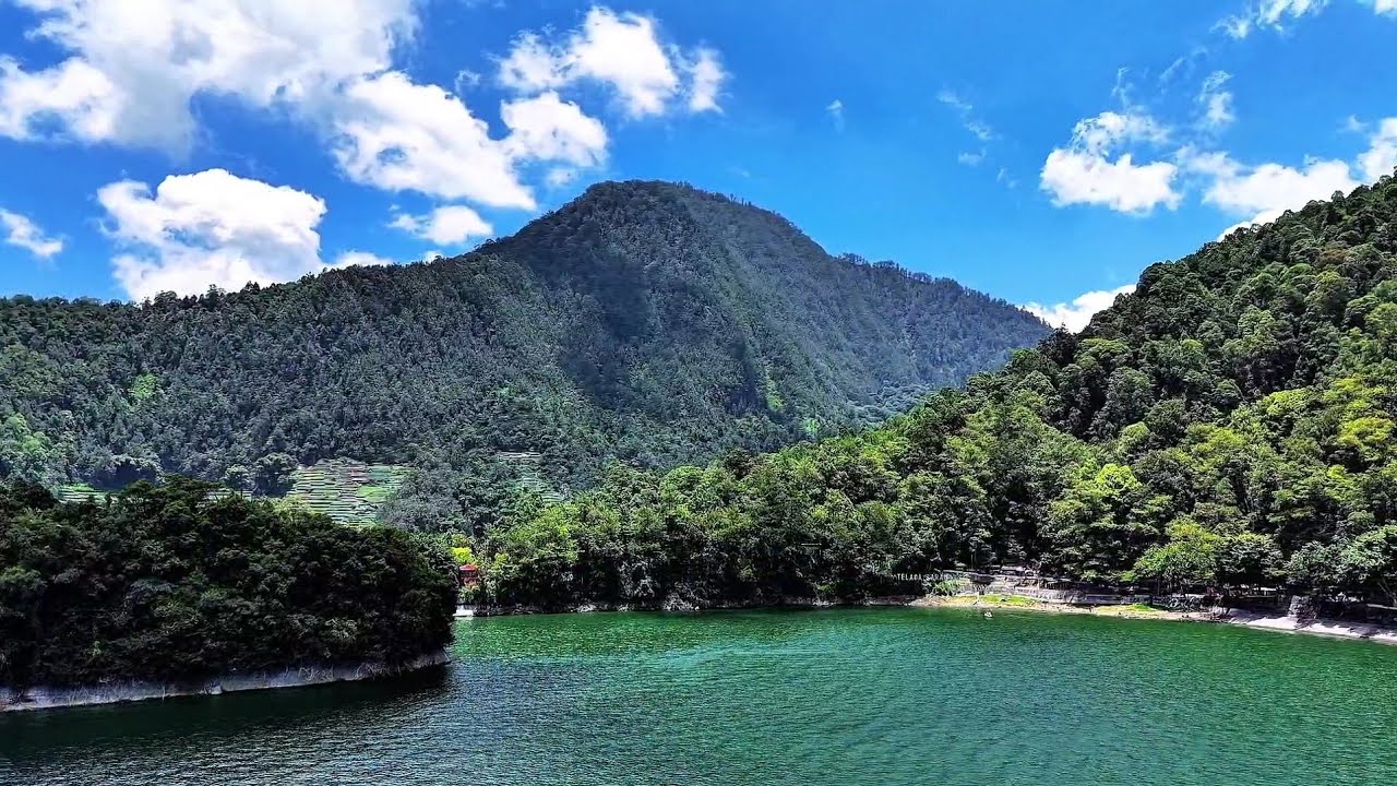 Perjalanan ke Telaga Sarangan. Jalan berliku, udara sejuk, dan pemandangan yang bikin lupa capek