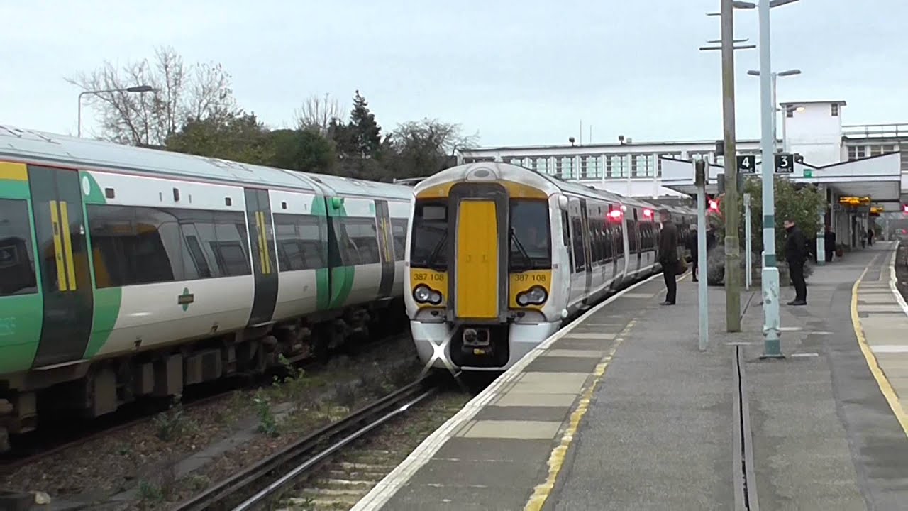 Trains At Horsham Railway Station - 30/12/15