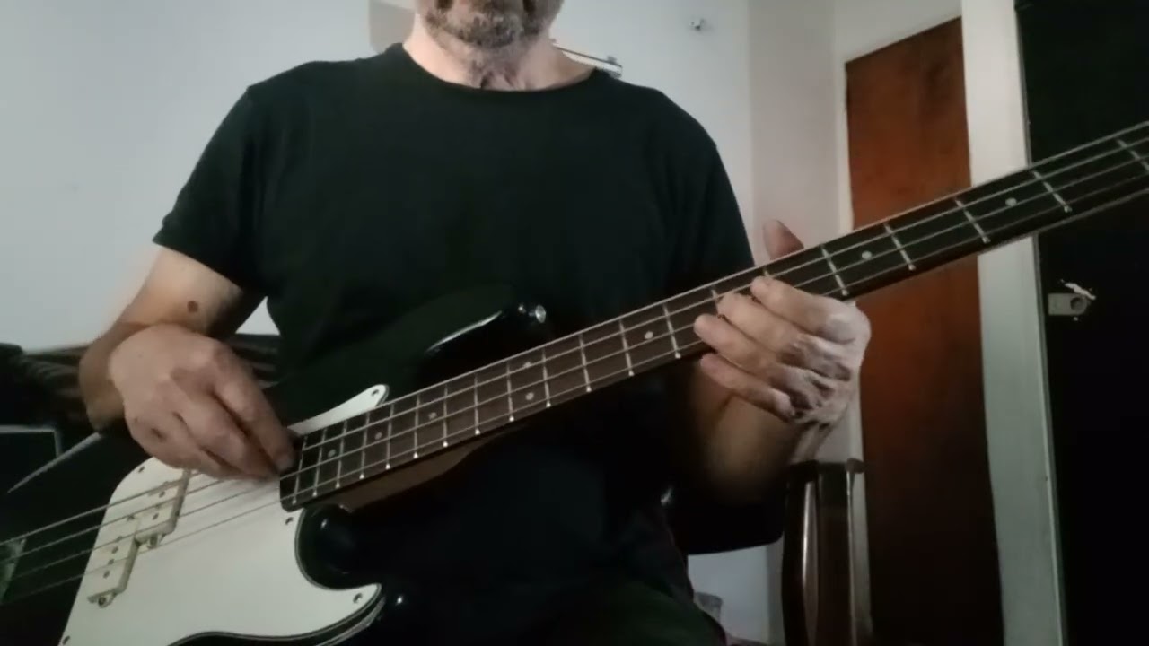Parcas Sangrientas Cover Bajo de V8